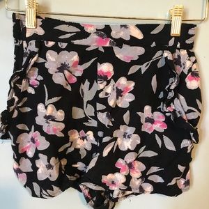 Urban outfitters Floral shorts with pockets